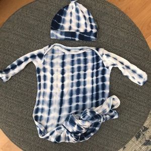 Cozys Knotted Gown & Hat Set